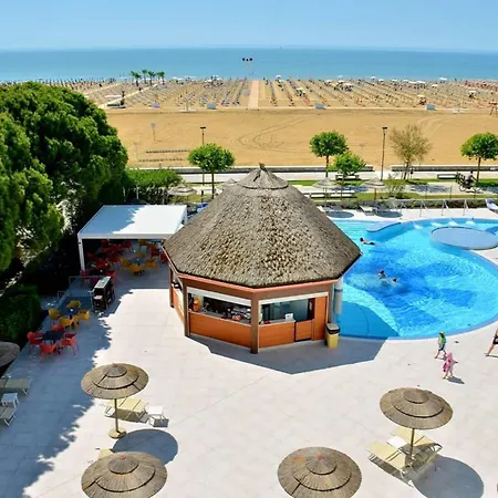 Modern Seaside With Pool Apartamento